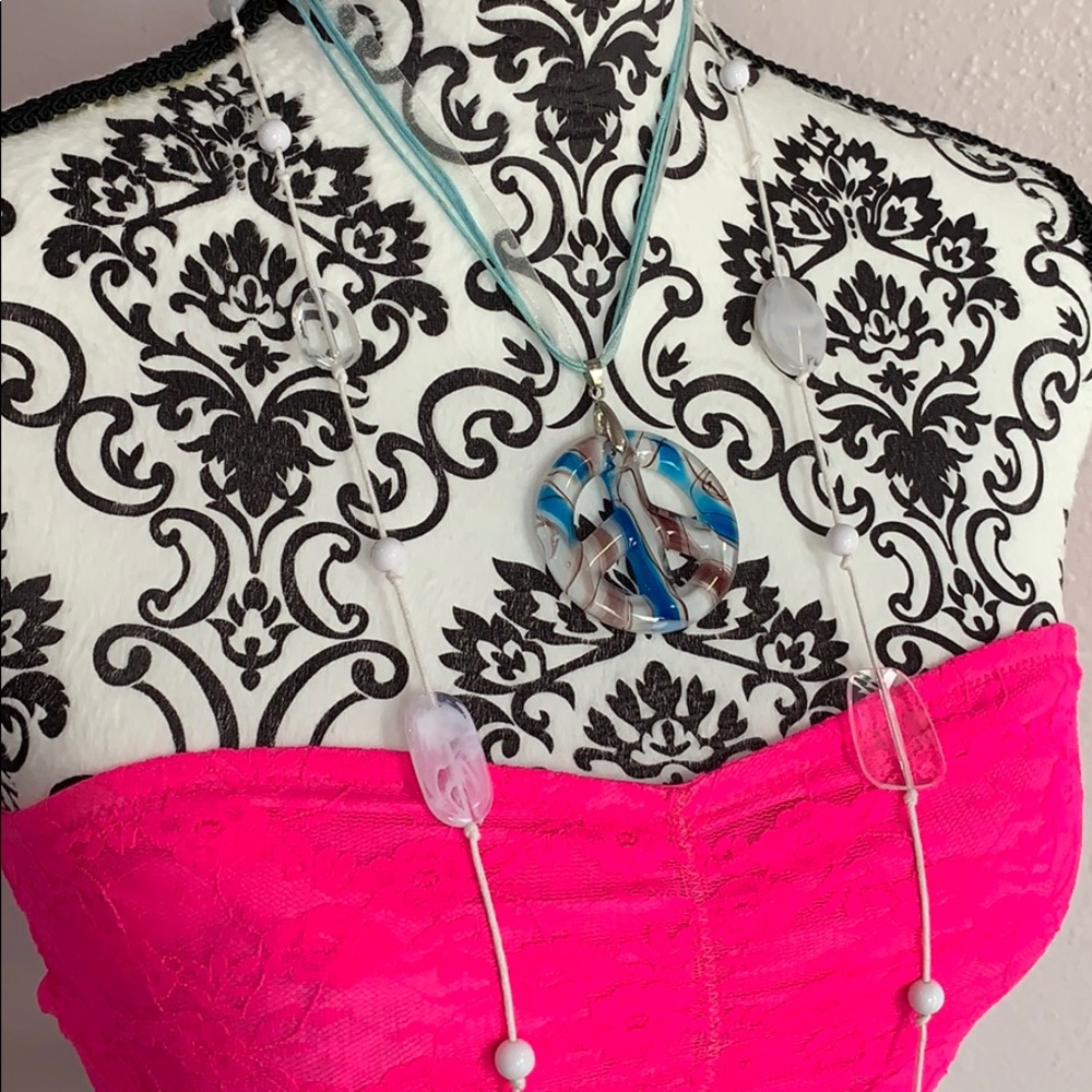 LACE NECKLACE WITH GLASS PEACE SIGN PENDANT